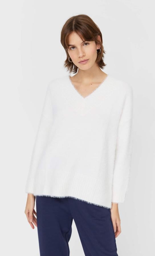 De cuello de pico y manga larga, este jersey de Stradivarius confeccionado en materiales de tacto suave tiene un precio de 25,99 y solo queda en las tallas S y M.