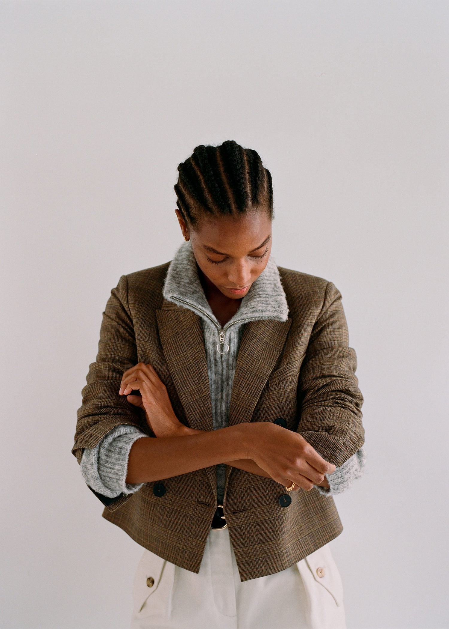 En las rebajas de Mango también encontramos un diseño en tonos tierra y estampado de cuadros que pasa de 49.99 a 19.99 euros.