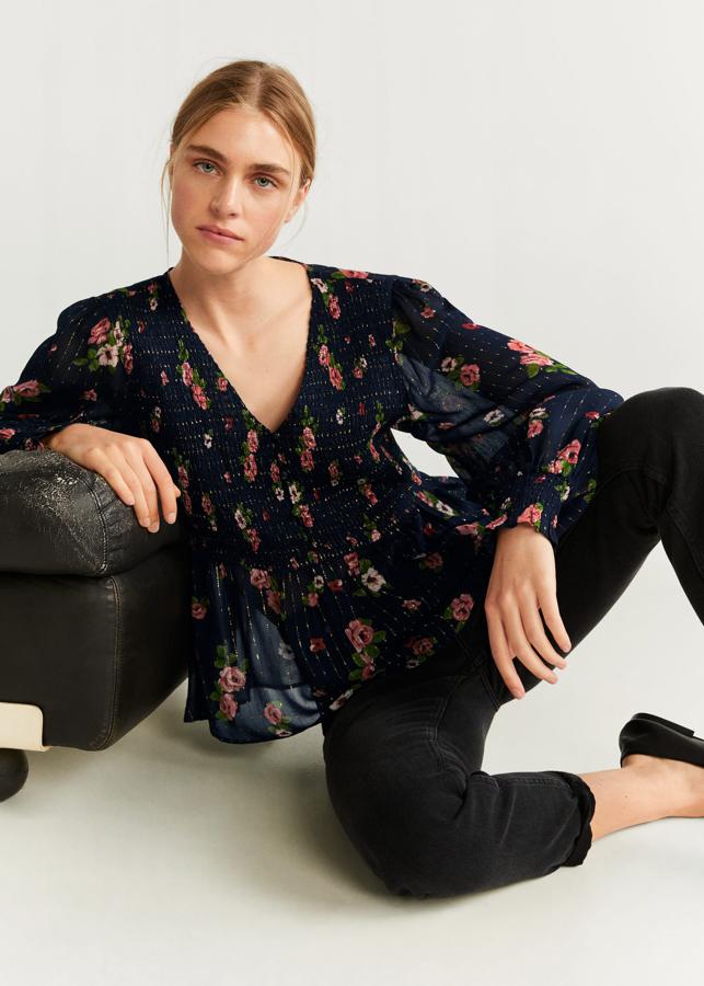 Camisa azul marino, plisada, con estampado de flores de colores de Mango Outlet (19,99 euros)