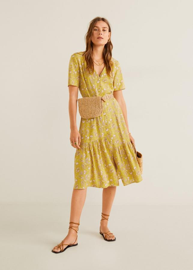 Vestido color mostaza con estampado de flores de la colección de primavera de Mango Outlet (19,99 euros)