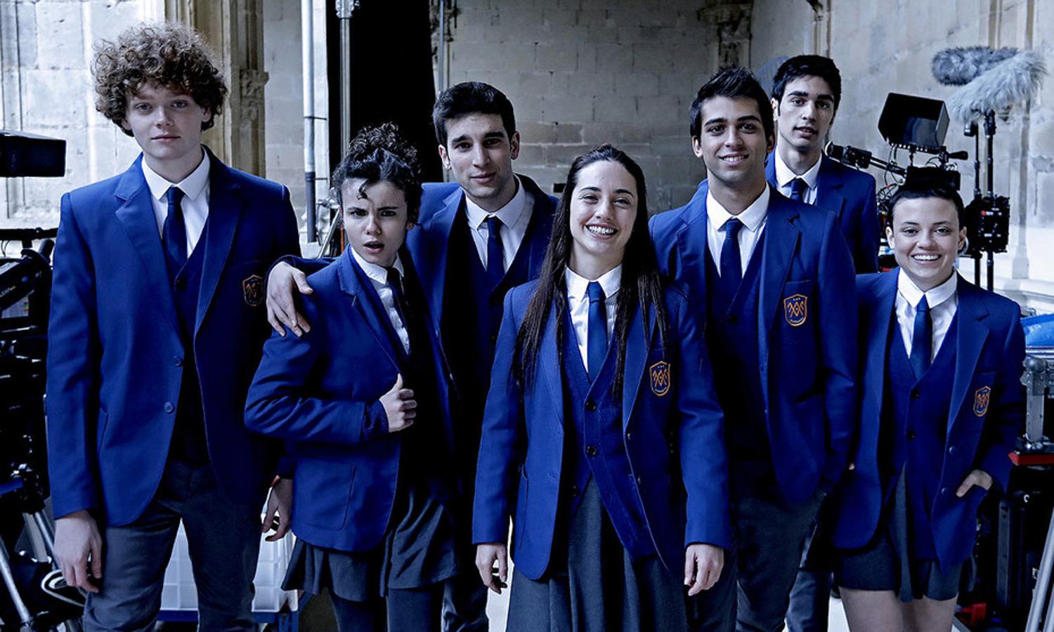 El internado: Las Cumbres. Temporada 1. Amazon Prime. 19 de febrero.El reboot de la conocida serie española de Antena 3 llegará a Amazon Prime para narrar la historia de un internado al que van a dar jóvenes problemáticos y rebeldes que tendrán que asumir la severa disciplina del centro mientras las antiguas leyendas del bosque en el que se sitúa les sumergirán en trepidantes aventuras.