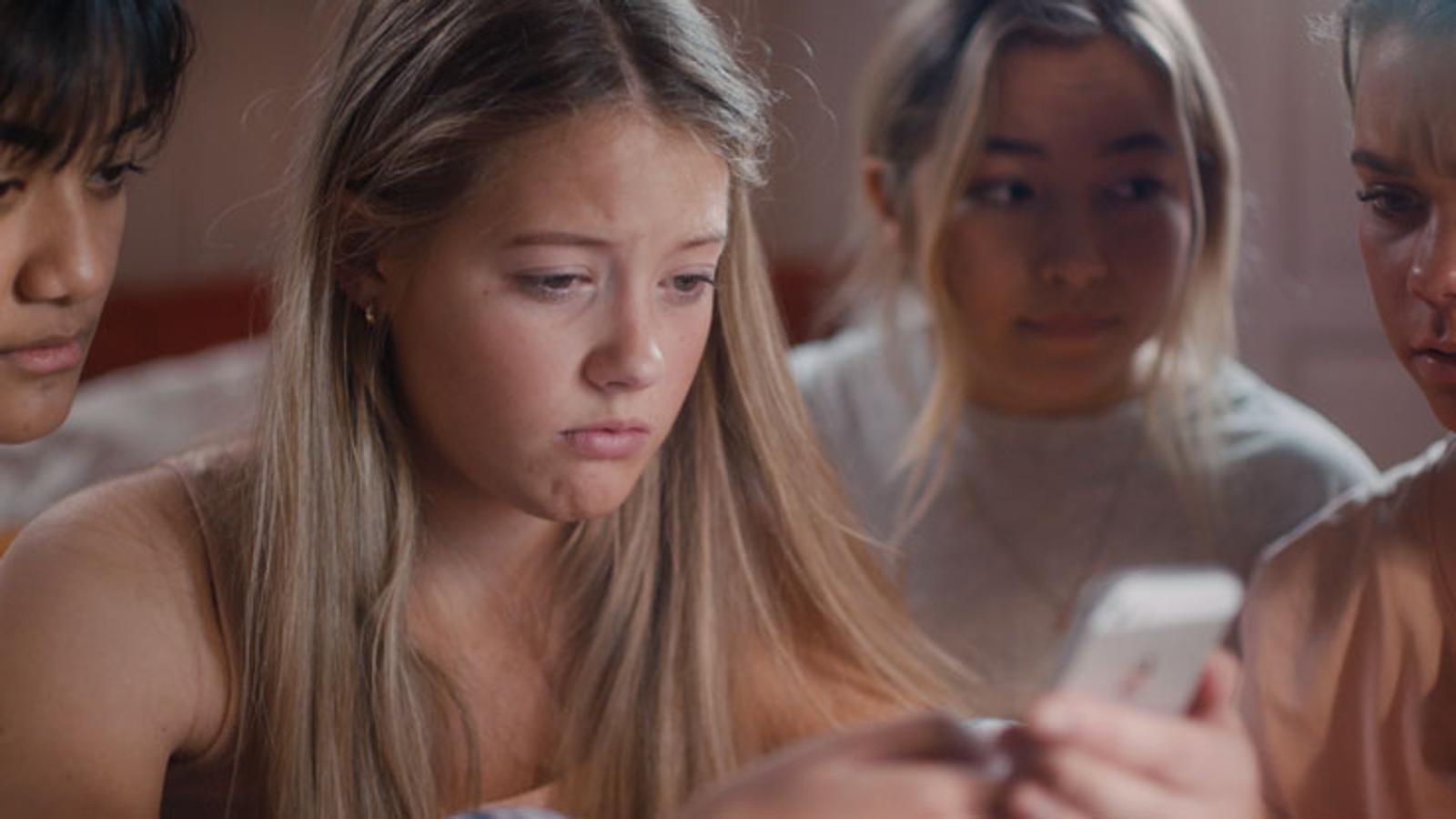 Nudes. Temporada 1. Sundance TV. 9 de febreroEl Día Internacional de Internet Seguro llega a nuestro país esta producción noruega compuesta por diez episodios que a través de tres adolescentes pone sobre la mesa la importancia de preservar la intimidad en la era de las redes sociales y las consecuencias personales y legales de compartir un desnudo en internet.