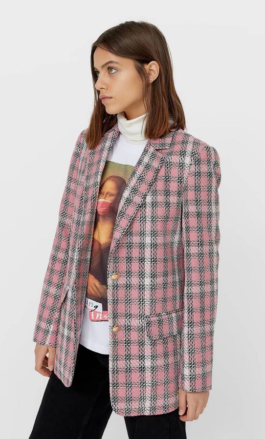 En tonos rosas, negros y blancos, esta blazer de cuello y solapa con manga larga acabada en botón y hombros marcados viene con bolsillos delanteros con solapa y cierre frontal de botones metálicos. Cuesta 39,99 euros y está disponible entre las tallas XS y XL.