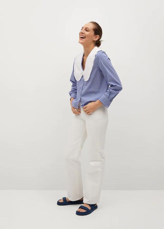 Blusa de algodón con cuello baby doll y rayas azules y blancas: 25,99 euros. Disponible de las tallas XS a la XL.