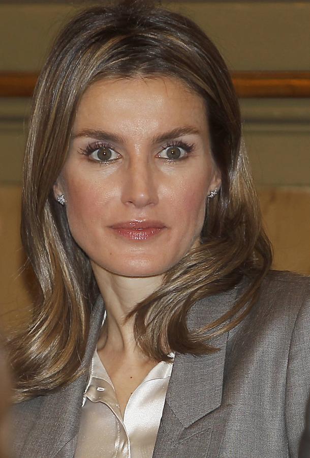 En los Premios Luis Carandell de 2011 la reina lució un look muy correcto, pero le delataron los brillos en la frente, barbilla y pómulos. La raya del ojo con sombra en la parte inferior no levanta su mirada, sino que la apaga, lo que convirtió a este maquillaje en uno de los menos favorecedores que ha llevado la reina.