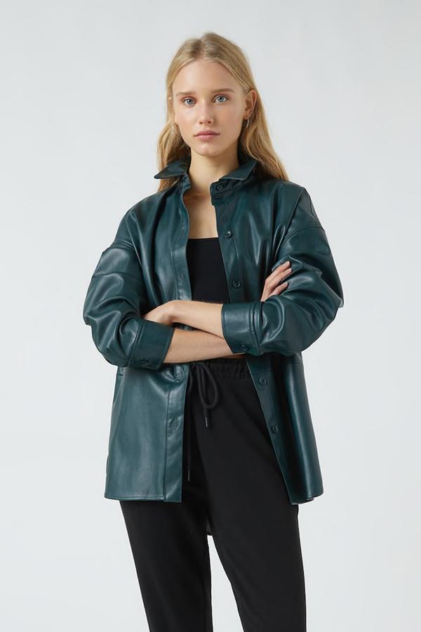 Sobrecamisa en tejido efecto piel con detalle de panel en el bajo, de manga larga, con cuello clásico y cierre de botones, de las rebajas de Pull & Bear (5,99 €).