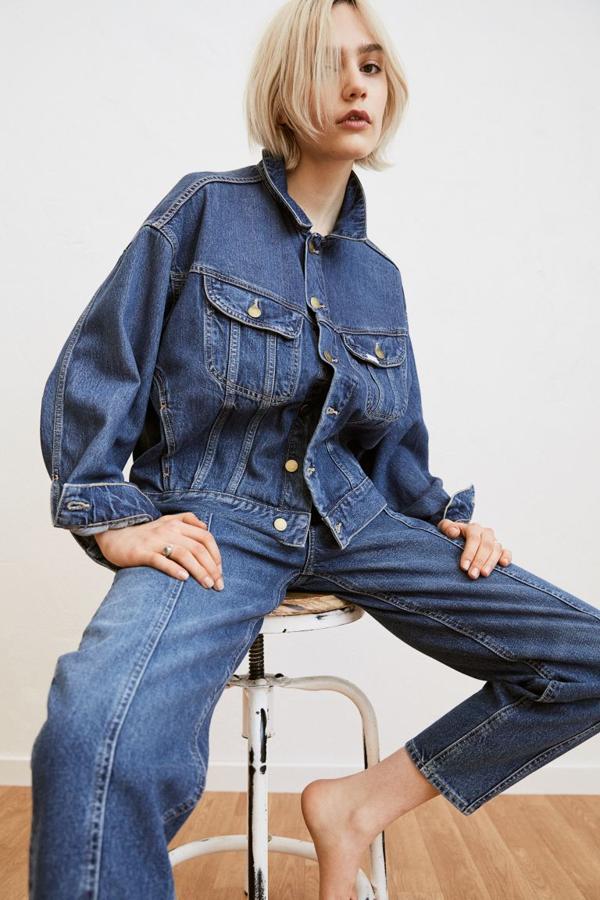 Con costuras frontales en las perneras de pitillo redondeadas y bajos tobilleros, estos vaqueros de talle extraalto confeccionados en denim de algodón reciclado en diseño mom loose solo están disponibles en la web por 29,99 euros entre las tallas 32 y 50.