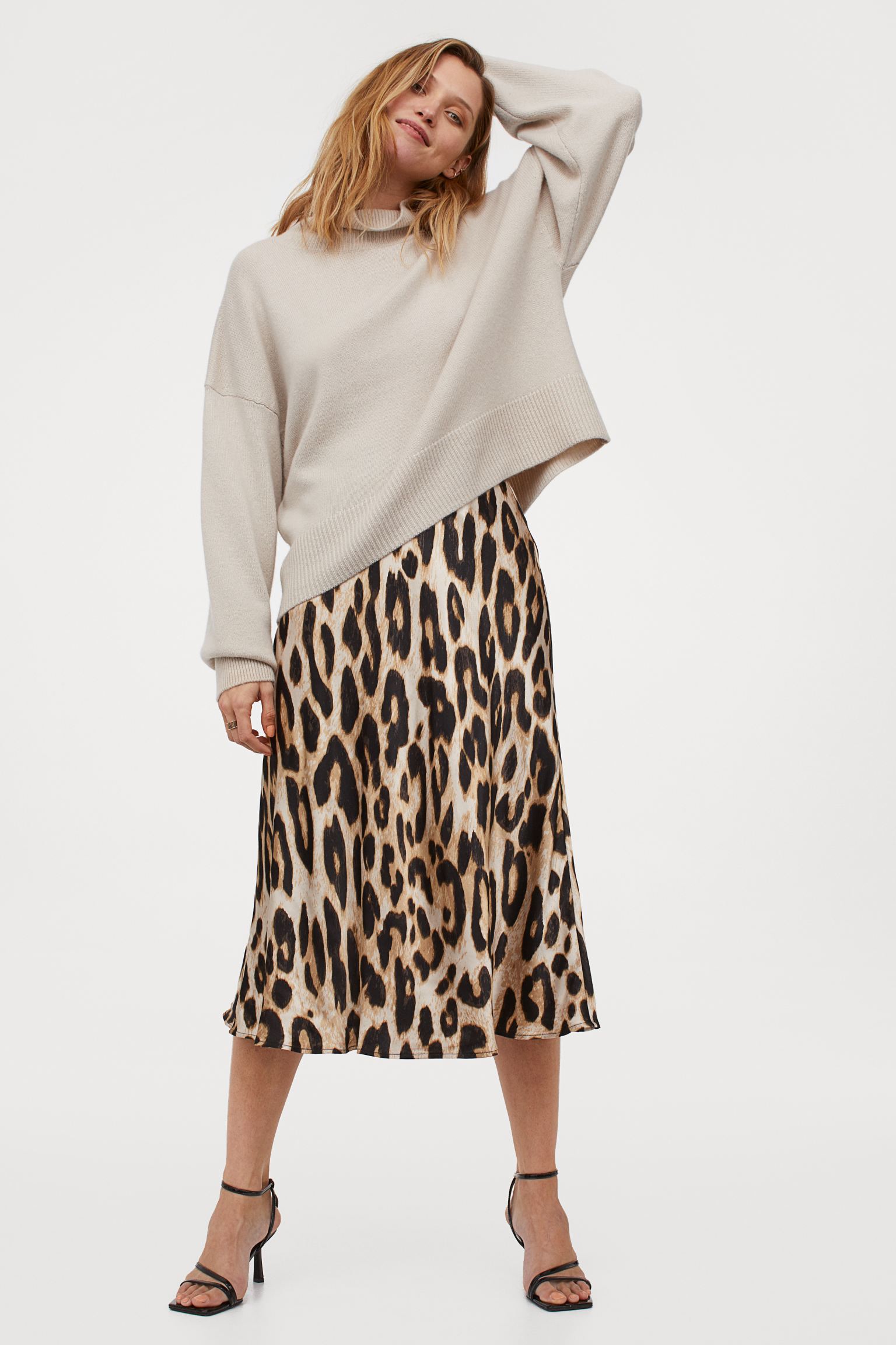 Ríndete al poder del animal print con esta falda midi satinada de H&M que sienta de maravilla con botas ¡y con sandalias! (24,99 euros).