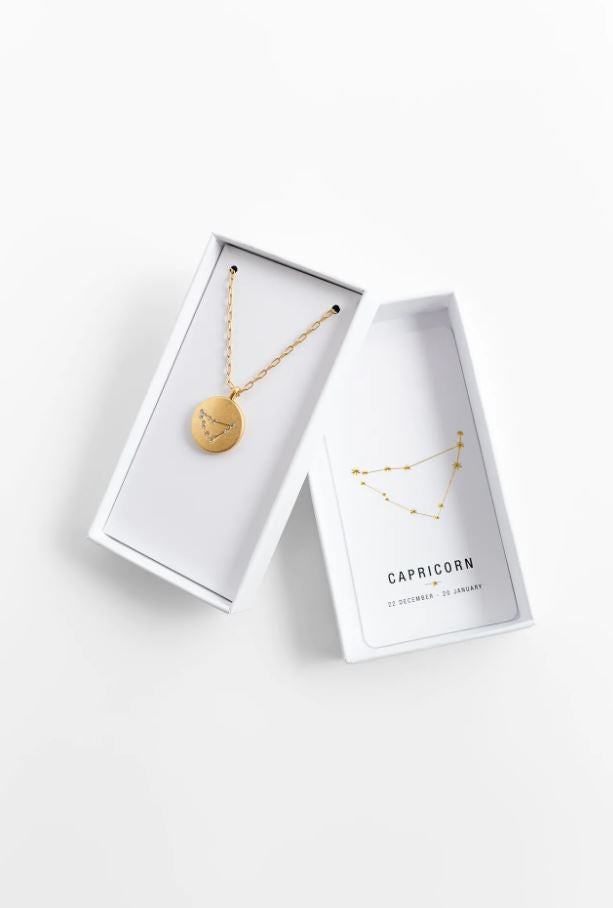 Los colgantes con los signos del zodiaco (12.95 euros), que se van a convertir en la joya más vista de la temporada.