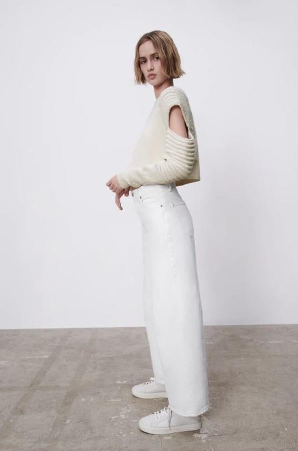 Este original top ‘cropped’ arquitectónico con detalles ‘cut out’ en las mangas (19.95 euros)