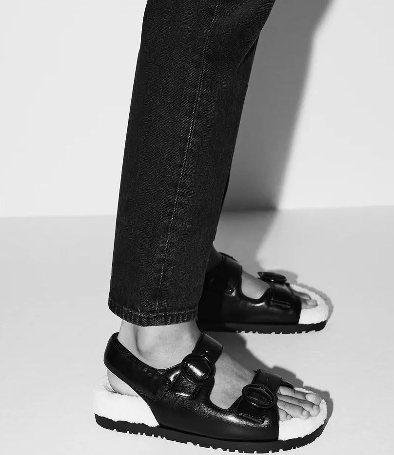 Con estas 'ugly sandals' de borreguito lo tenemos claro: nos parecen feísimas. Pero tenemos claro que se van a convertir en la sensación de la temporada y es posible que, a fuerza de verlas en Instagram, terminemos cayendo en la tentación (y la comodidad que prometen). Cuestan 35.95 euros.