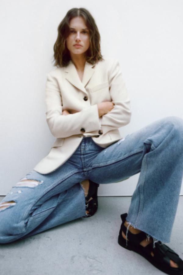 Abrigo estilo americana en color hueso de Zara (69,99 euros)