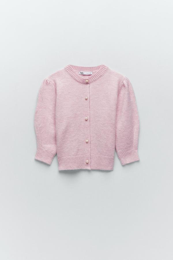 Chaqueta rosa de manga corta con botones en forma de perla de Zara (22,99 euros)