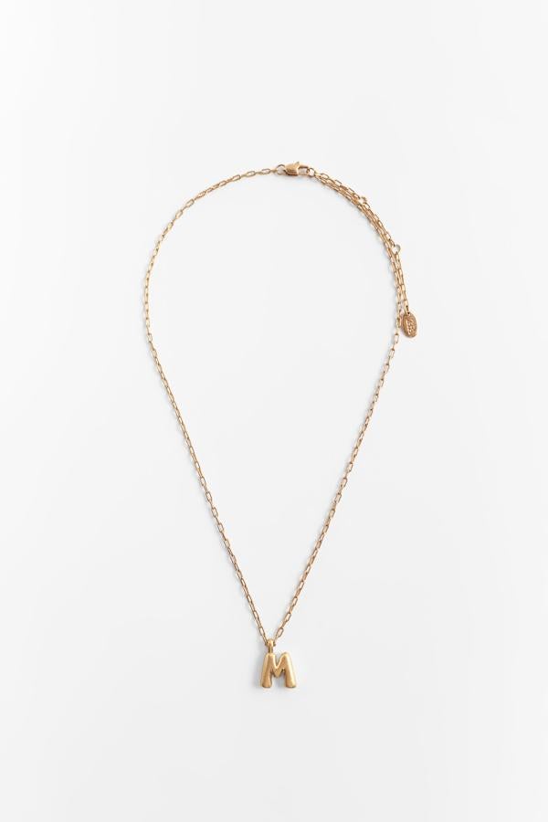 Collar dorado con inicial de la nueva colección de Zara (12,99 euros)