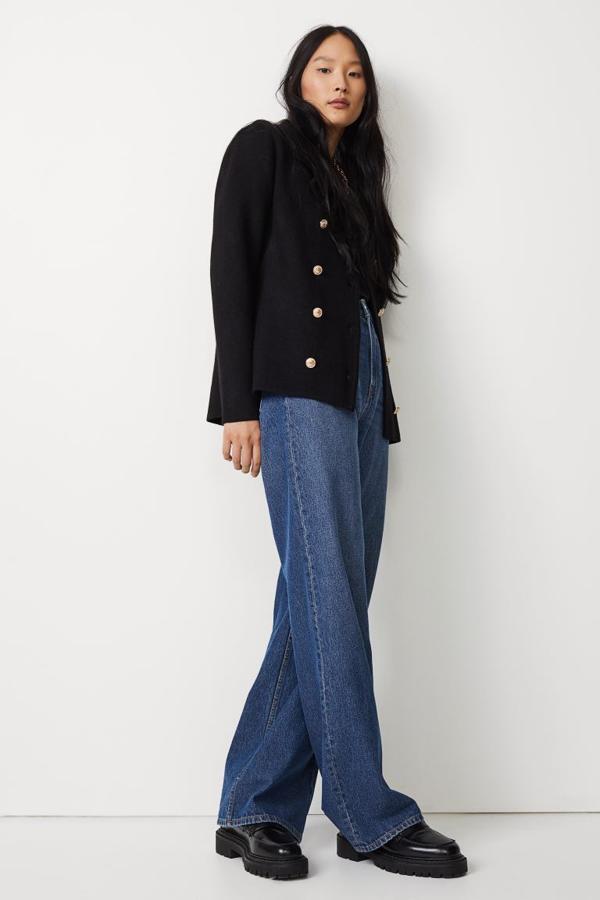 Americana de lana con doble botonadura (39,99 €), vaqueros rectos de talle alto y mocasines, todo de H&M