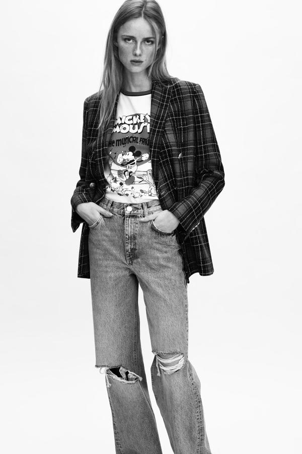 Blazer cruzada con doble botonadura y estampado de cuadros (79,95 €), camiseta (12,95 €) y vaqueros (29,95 €), todo de Zara.