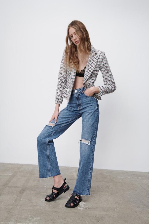 Americana cruzada con estampado de cuadros (49,95 €) y vaqueros anchos con rotos (29,95 €), ambos de Zara.