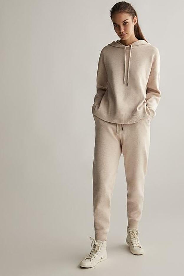 Cómodo y súper favorecedor, este suave conjunto cuenta con un pantalón con cintura elástica y una sudadera con capucha. Puedes encontrarlo en varios colores.