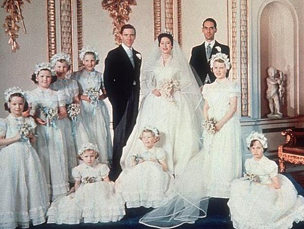 Su boda fue la primera televisada en directo. La princesa Margarita escogió para la ocasión un vaporoso vestido de más de 30 metros, cintura ajustada, manga tubo y escote cruzado.