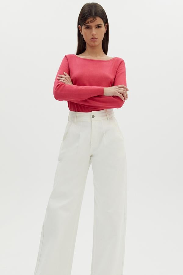 En color rosa, aunque disponible en muchos otros colores, este jersey liso de punto con cuello de barco tiene un precio de 13,99 euros.