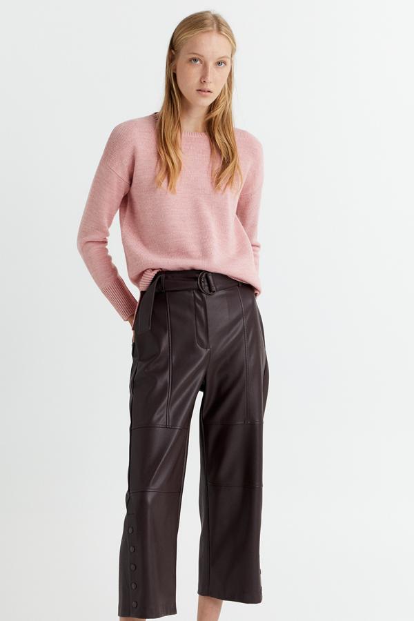 Disponible en varios colores, este jersey rosa con cuello caja cuenta con cierre trasero con lazada y tiene un precio de 9,99 euros.