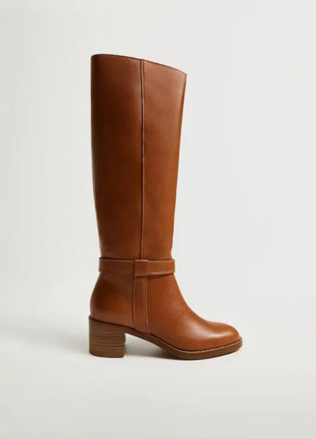 Botas marrones de estilo campero con tacón medio, de Mango (129 euros).