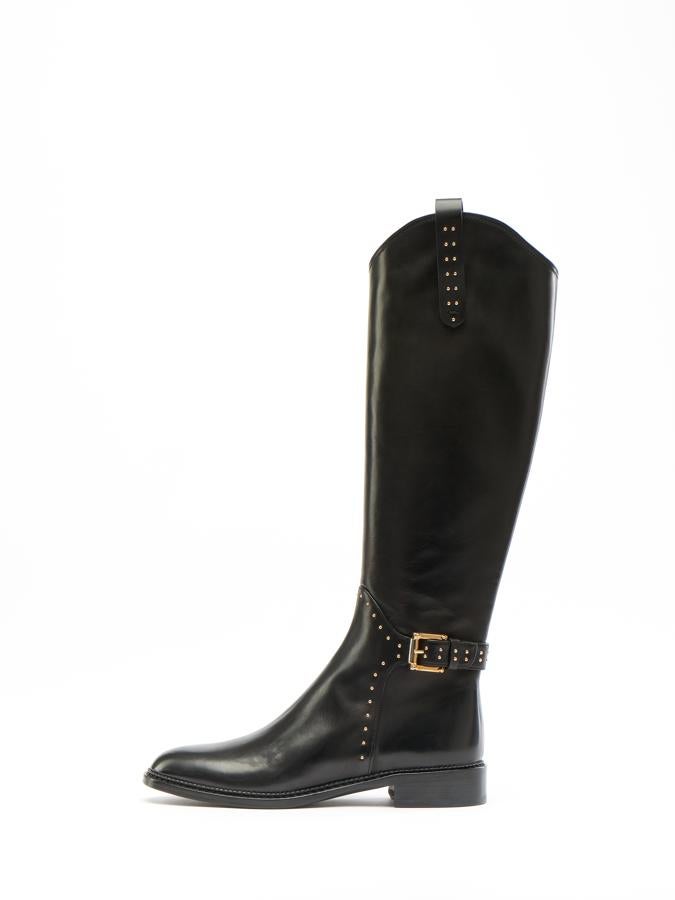 Botas planas negras con detalles dorado, de Luis Onofre (388 euros).