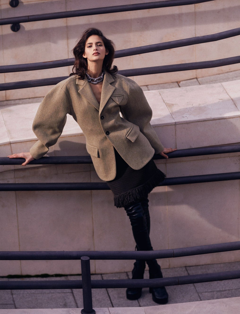 chaqueta de lana y falda, ambas de Bottega Veneta. Botas con plataforma de Victoria Beckham y collar de H&M Conscious Exclusive.