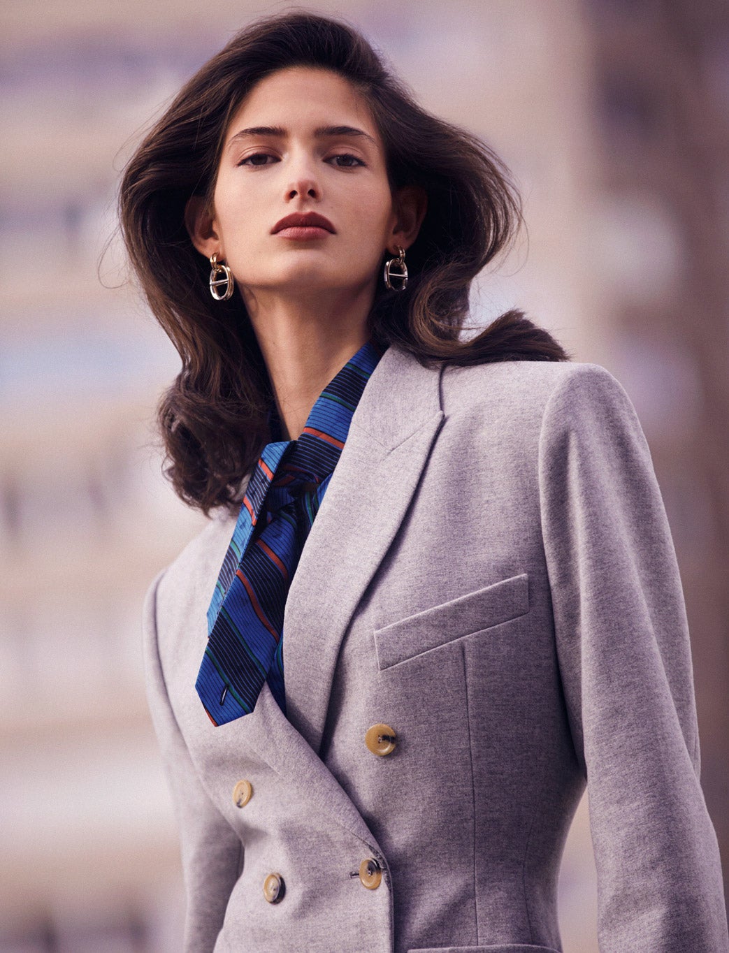 Americana y blusa, ambas de Louis Vuitton. Los pendientes son de Hermès.