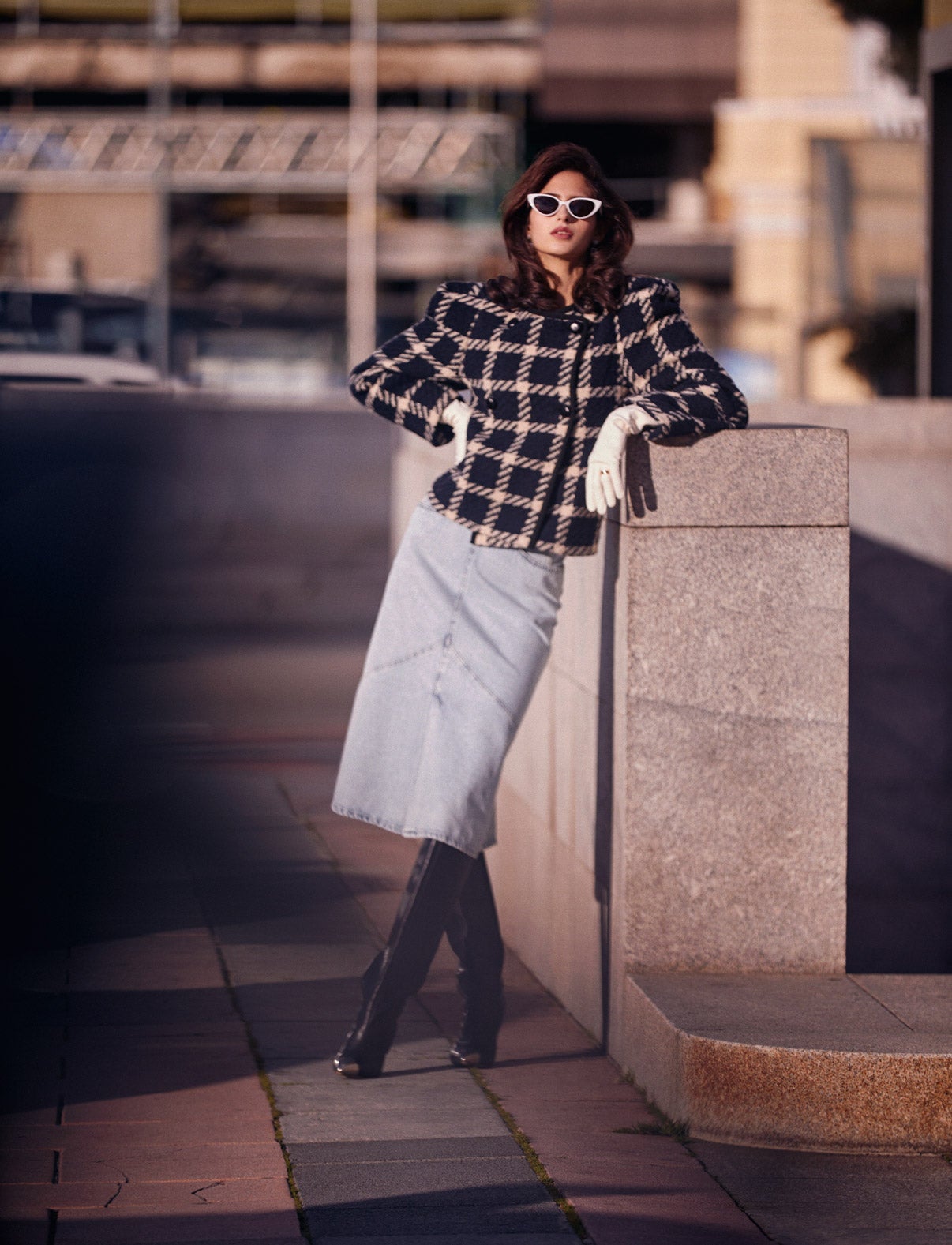 Chaqueta de lana, falda vaquera y botas, todo de Isabel Marant. Gafas de sol, de Project H; guantes de Guante Varadé; pendientes de Roger Vivier; y anillo de oro, de Wempe.