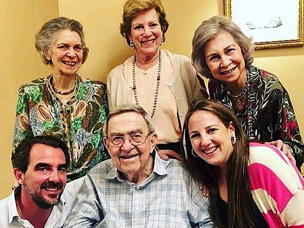 El rey Constantino rodeado de su familia en su 79 cumpleaños.