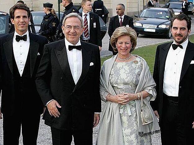 El rey Constantino y su mujer Ana María con dos de sus cinco hijos, el príncipe Plablo y el príncipe Nicolas de Grecia.