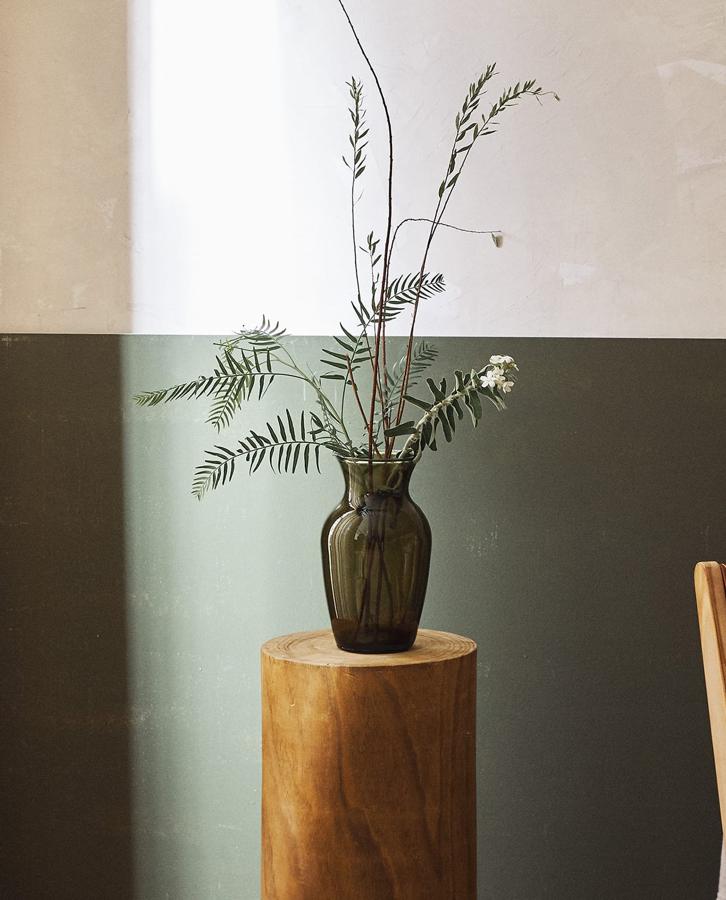 Disponible en verde o marrón, este jarrón de vidrio reciclado tiene unas medidas de 14x27x14 centímetros y un precio de 9,99 euros.