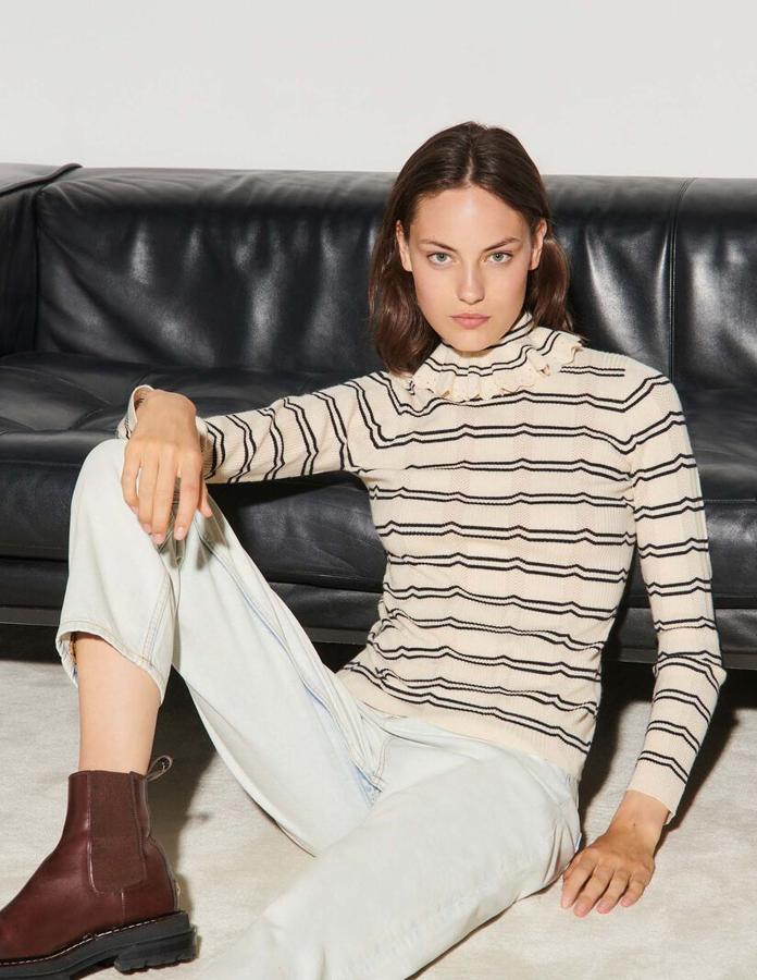 Jersey de rayas con cuello subido con volante, de Sandro Paris (99 euros).