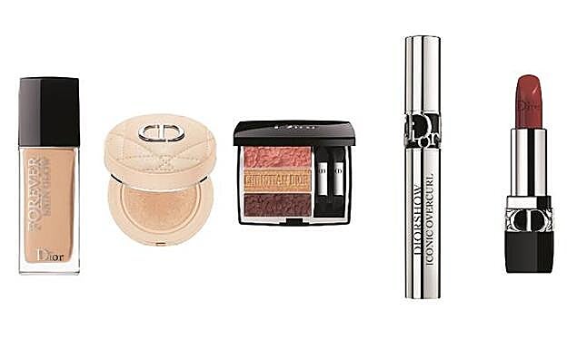 1. La base de maquillaje. Diorskin Forever Glow (51 €). 2. Polvos fijadores Dior Forever Cushion Powder (59 €). 3. Las sombras. Paleta Dior Trioblique en tono 643 Pure Petals (62 €). 4. Pestañas. Máscara con cepillo curvado Diorshow Iconic Overcurl (38 €). 5. El labial. Rouge Dior en tono en tono 959 Chanelle (41 €).