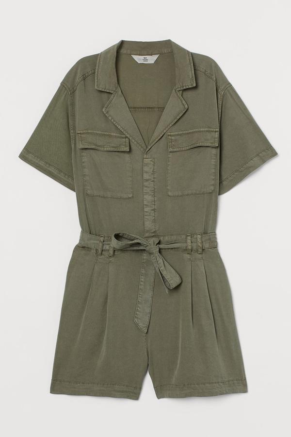 Disponible en verde caqui o en azul claro, este mono corto con cierre de botones ocultos cuenta con bolsillos superiores con solapa y cinturón extraíble. Tiene un precio de 29,99 euros