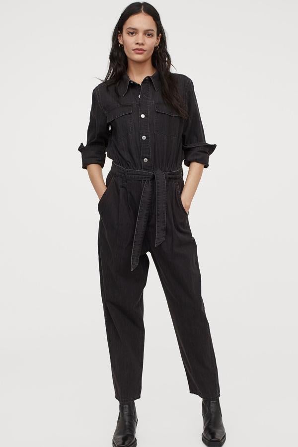 En color gris marengo, este mono denim en tejido suave cuenta con cinturón extraíble y bolsillos superiores con solapa. Con cierre de botones en la parte superior, tiene un precio de 29,99 euros.