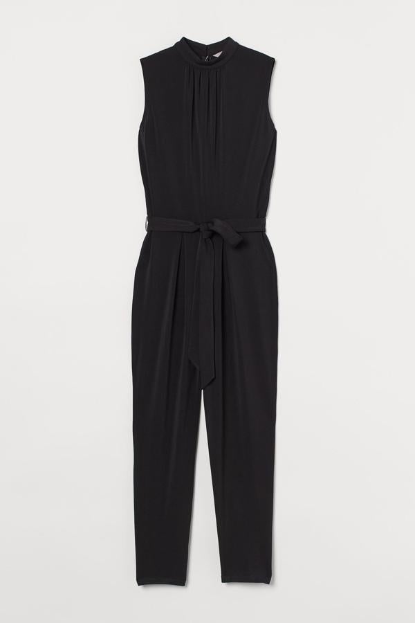 En color negro, este mono de punto con cuello elevado y abertura en la espalda cuenta con costura elástica en la cintura y cinturón. Tiene un precio de 39,99 euros.