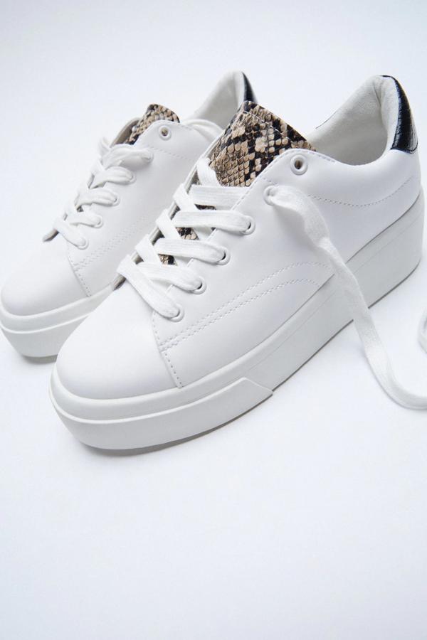 Con detalle de estampado animal en la lengüeta y en la parte trasera, estas zapatillas blancas con plataforma y altura de cinco centímetros son de Zara y tienen un precio de 25,95 euros.