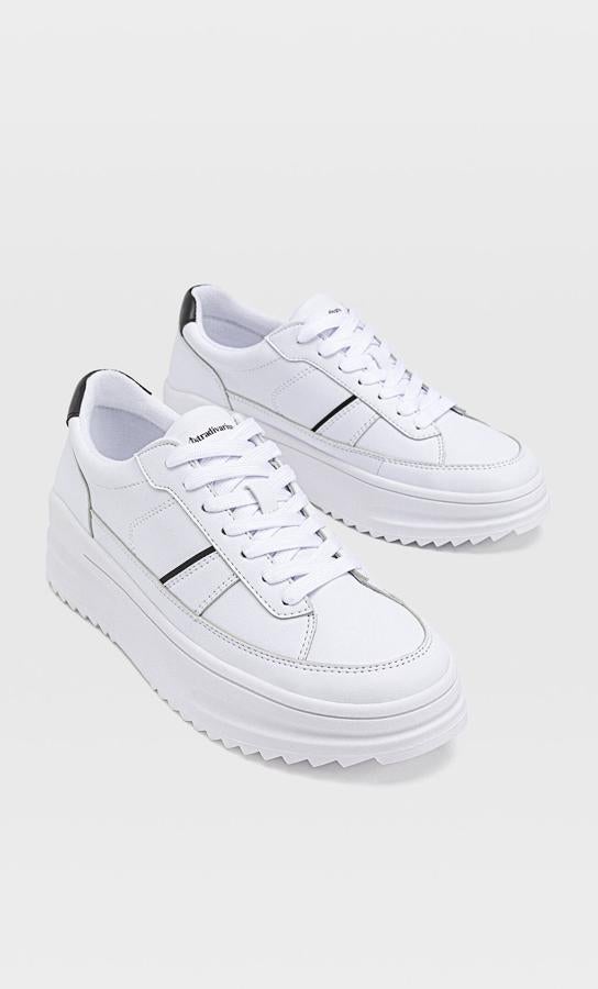 Con plataforma y suela dentada, estas sneakers blancas con detalles en negro en la parte trasera y en un lateral son de Stradivarius y tienen un precio de 25,99 euros.