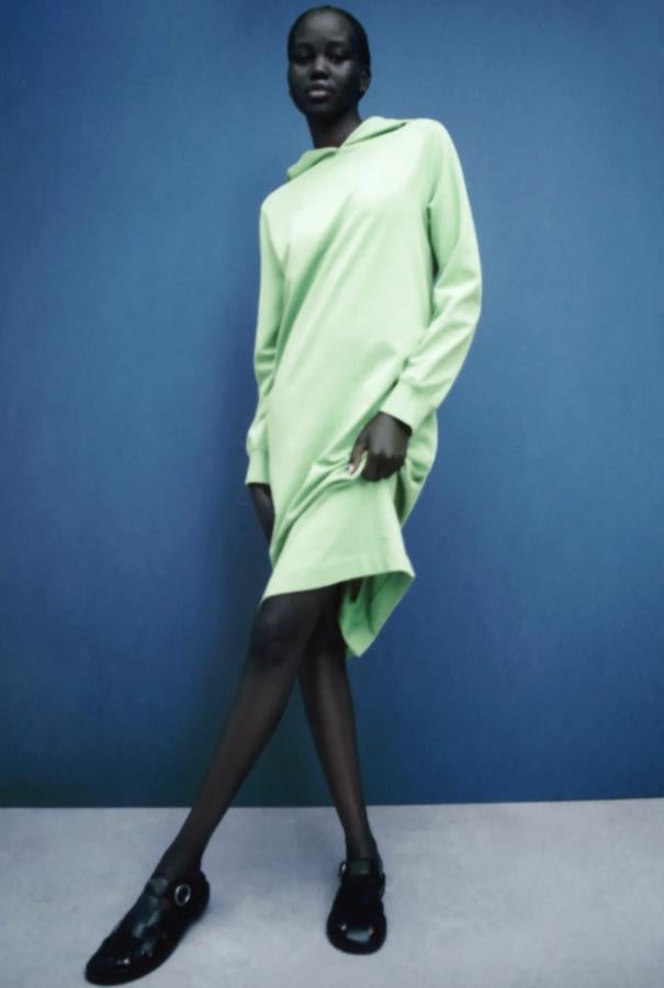 En blanco roto, negro, gris medio y gris azulado, este vestido midi confeccionado con al menos un 50% de algodón orgánico tiene el cuello redondo, las mangas largas acabadas en rib, bolsillos laterales ocultos en costura y capucha. Disponible entre las tallas S y XL, cuesta 19,95 euros.