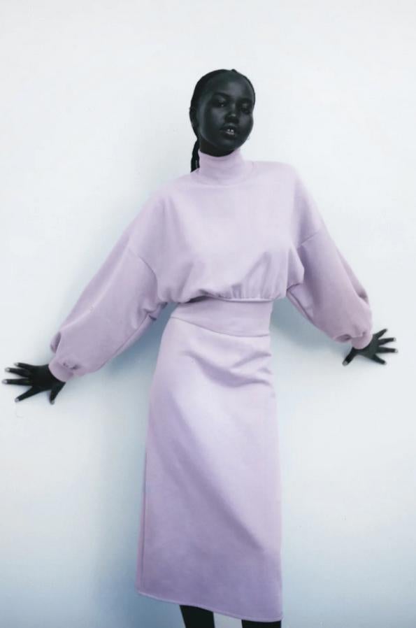 Con cuello subido y manga larga abullonada, este vestido en color lila con detalle de elástico en la cintura, diseño midi y acabados en rib cuesta 25,95 euros y podemos encontrarlo en las talla S, M y L.