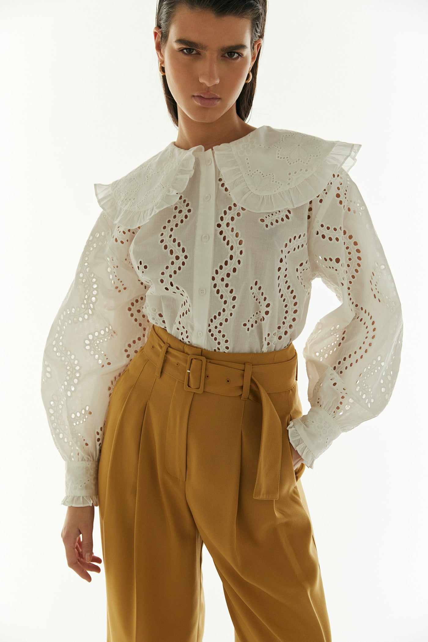 Adúeñate de las tendencias con esta camisa blanca victoriana de tejido calado y cuello bobo para conseguir looks de estilo insuperable. En Sfera por 29,99 euros.