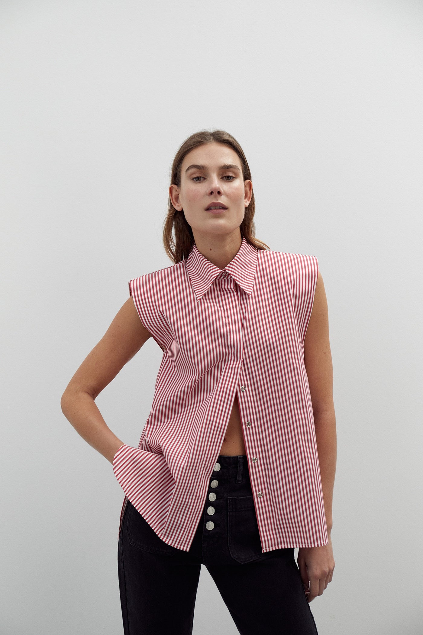 Camisa sin mangas con hombreras y estampado de rayas en rojo y blanco. Una prenda con mucha personalidad. (29,99 euros).