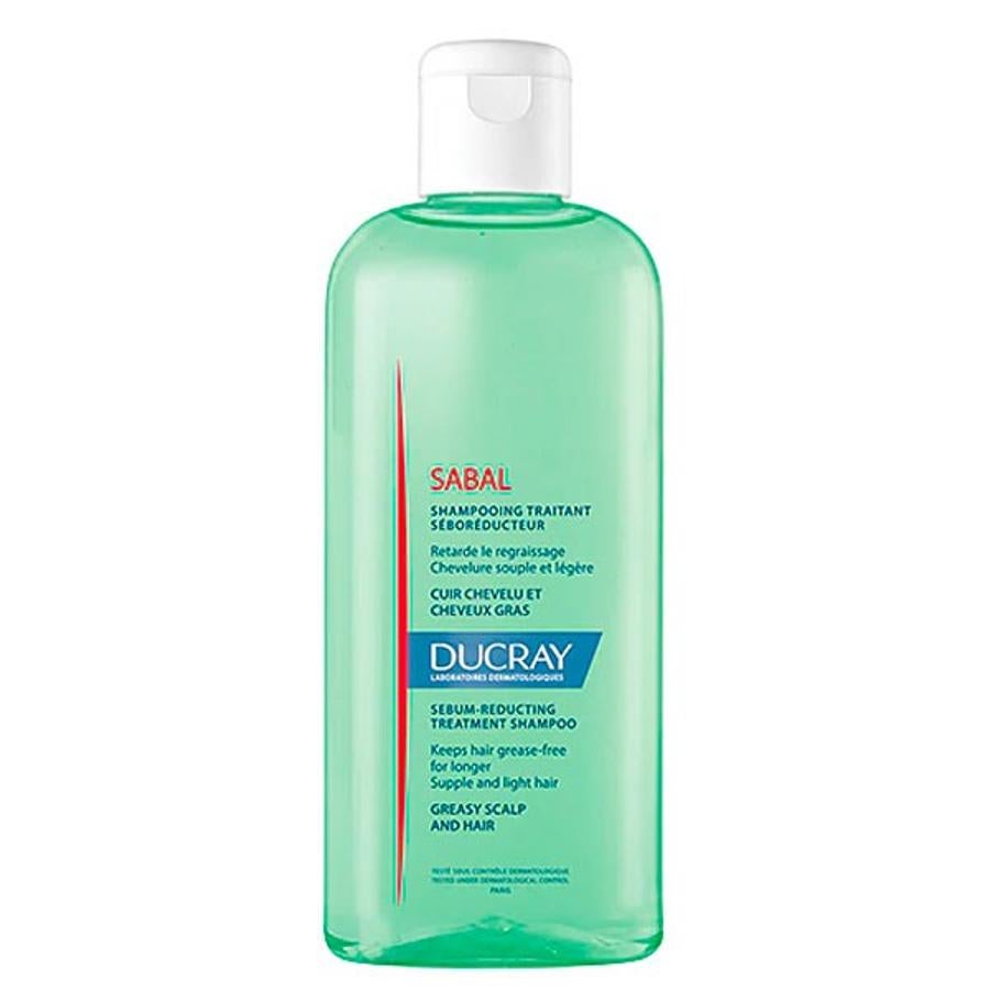 El  champú Sabal Ducray , gracias a sus elementos activos, consigue normalizar la secreción de sebo y desapelmazar los cabellos grasos. Gracias a su fórmula refrescante y sin parabenos deja el cabello un resultado limpio y fácil de desenredar. Es un producto que retarda el engrasado y deja el cabello flexible y ligero (10,29 euros).