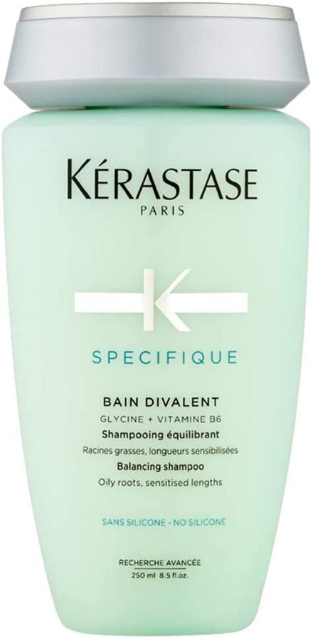 El  champú Specifique Bain de Kérastase  es un baño equilibrante para cabellos con raíz grasa y puntas secas. Regula el exceso de sebo y reequilibra, purifica y calma el cuero cabelludo en profundidad. Con él, el cabello recupera su tacto natural, soltura, tonicidad y brillo (19,12 euros).