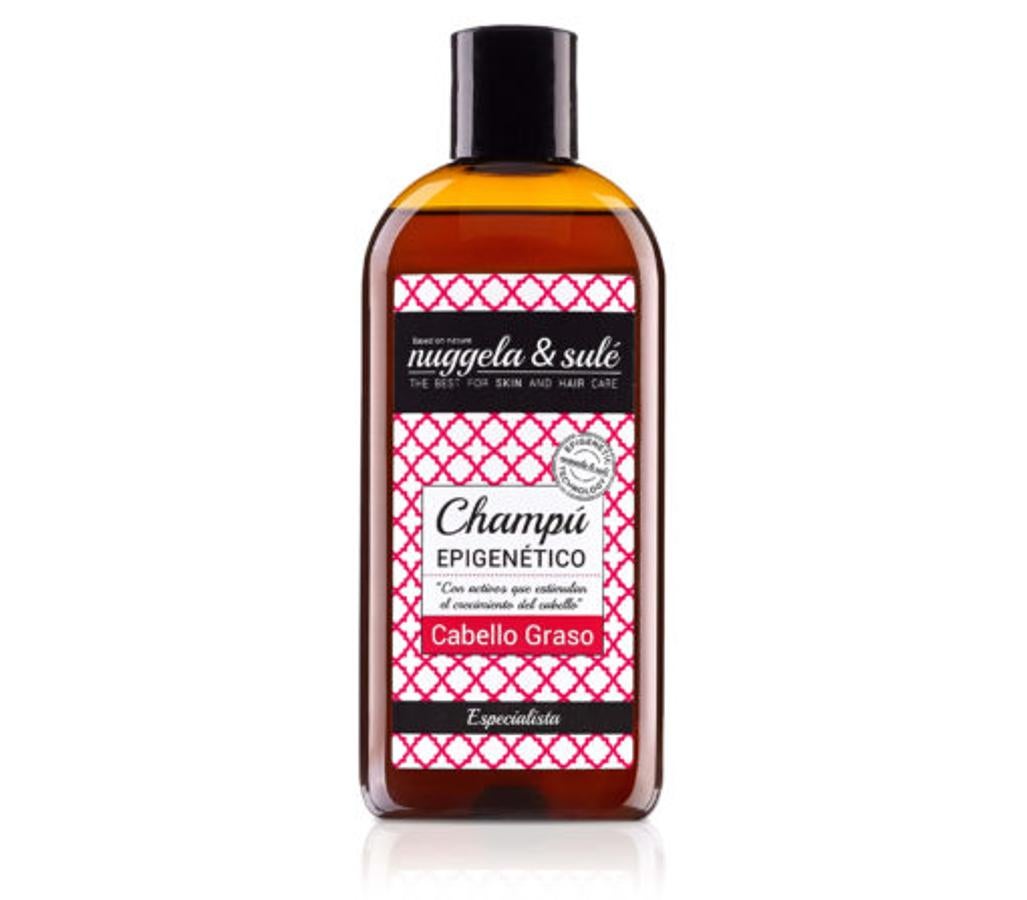 El champú Epigenético para cabello graso de Nuggela & Sulé regula la secreción sebácea mientras que, debido a su acción epigenética, fortalece el cabello desde su raíz y mejora su calidad (13,51 euros).