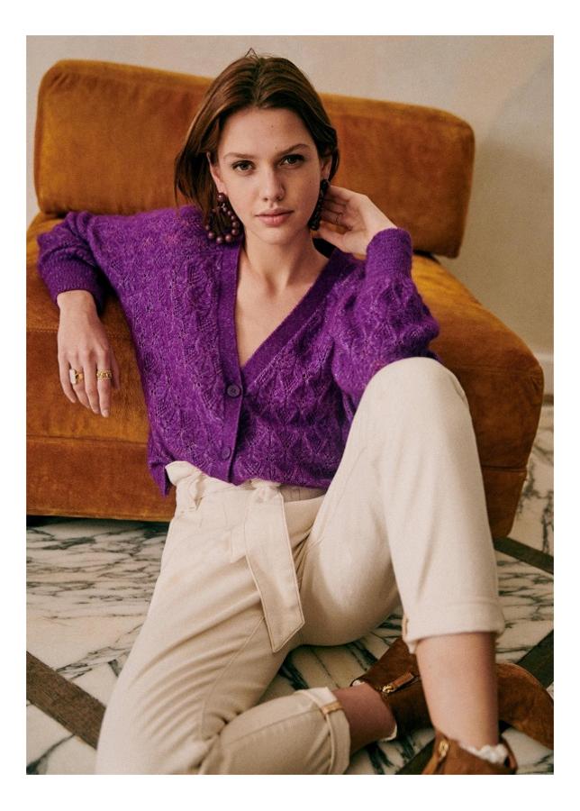 Chaqueta morada calada de Sézane: 105 euros. Lana y mohair, escote pico. Disponible en XS, S, M, L y XXL.