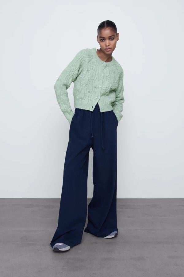 Chaqueta de punto calado en verde pastel de Zara: 25,95 euros. Cuello redondo, manga larga y cierre con botones. Disponible en S, M y L.