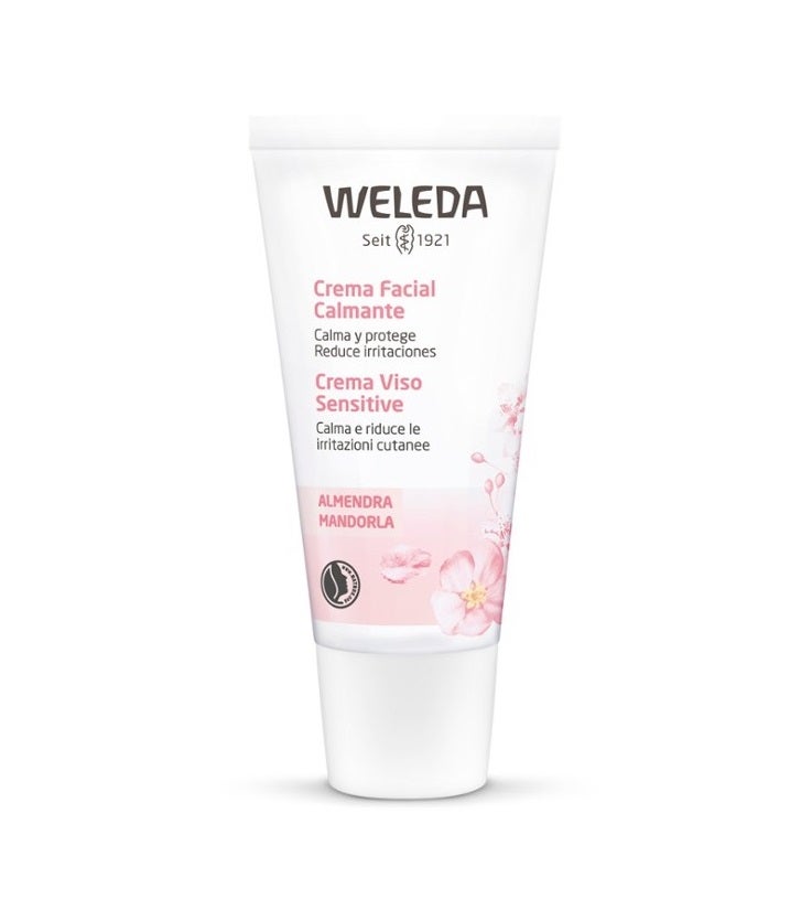 Crema facial calmante de almendra de Weleda (15,85 euros) , un best seller que reduce los signos de sensibilidad más molestos tales como rojeces, irritaciones, picores y tirantez gracias a su fórmula enriquecida con almendra rica en minerales y vitaminas. Además, protege el cutis de las agresiones externas. Perfecta las pieles sensibles/mixtas.